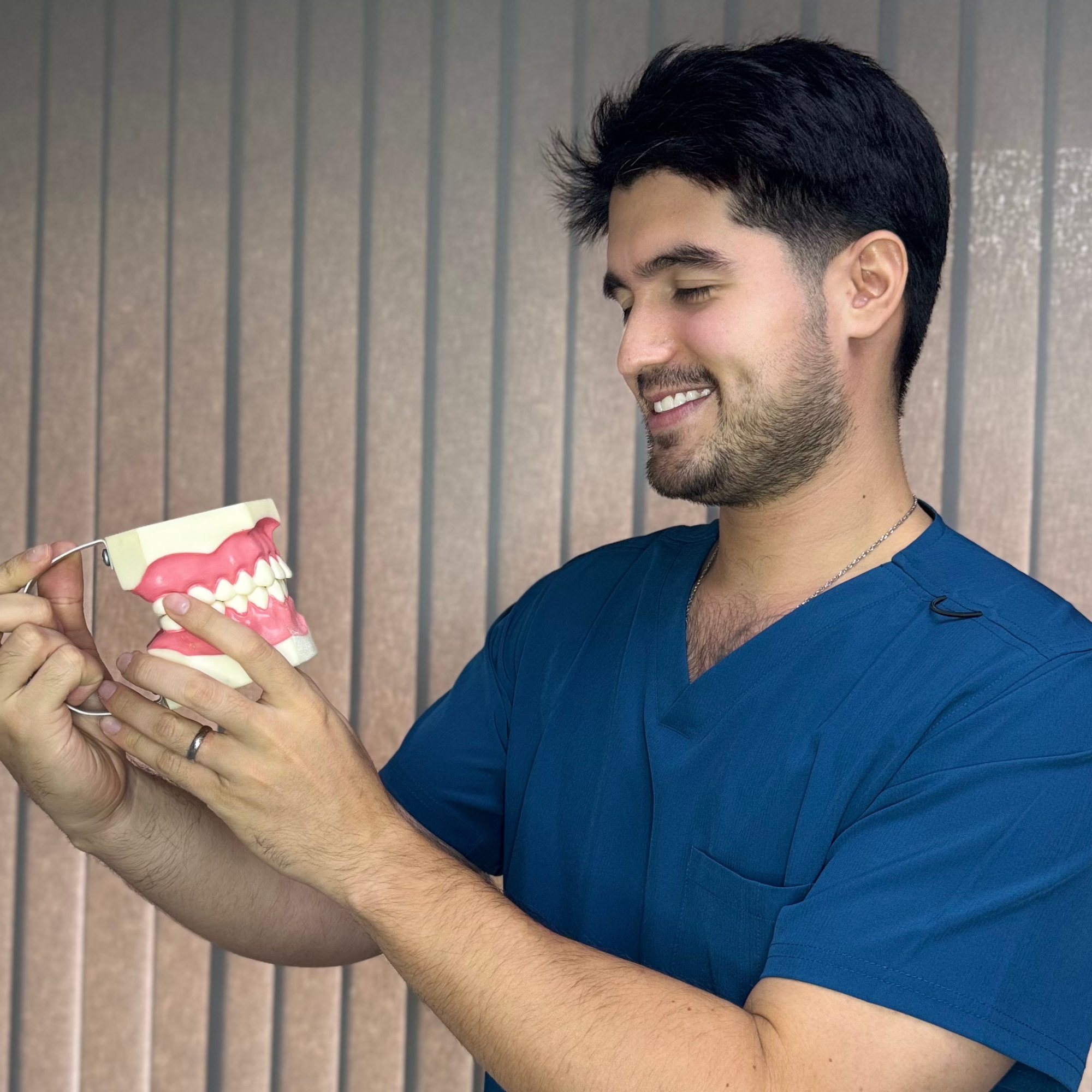 Odontólogo con prótesis