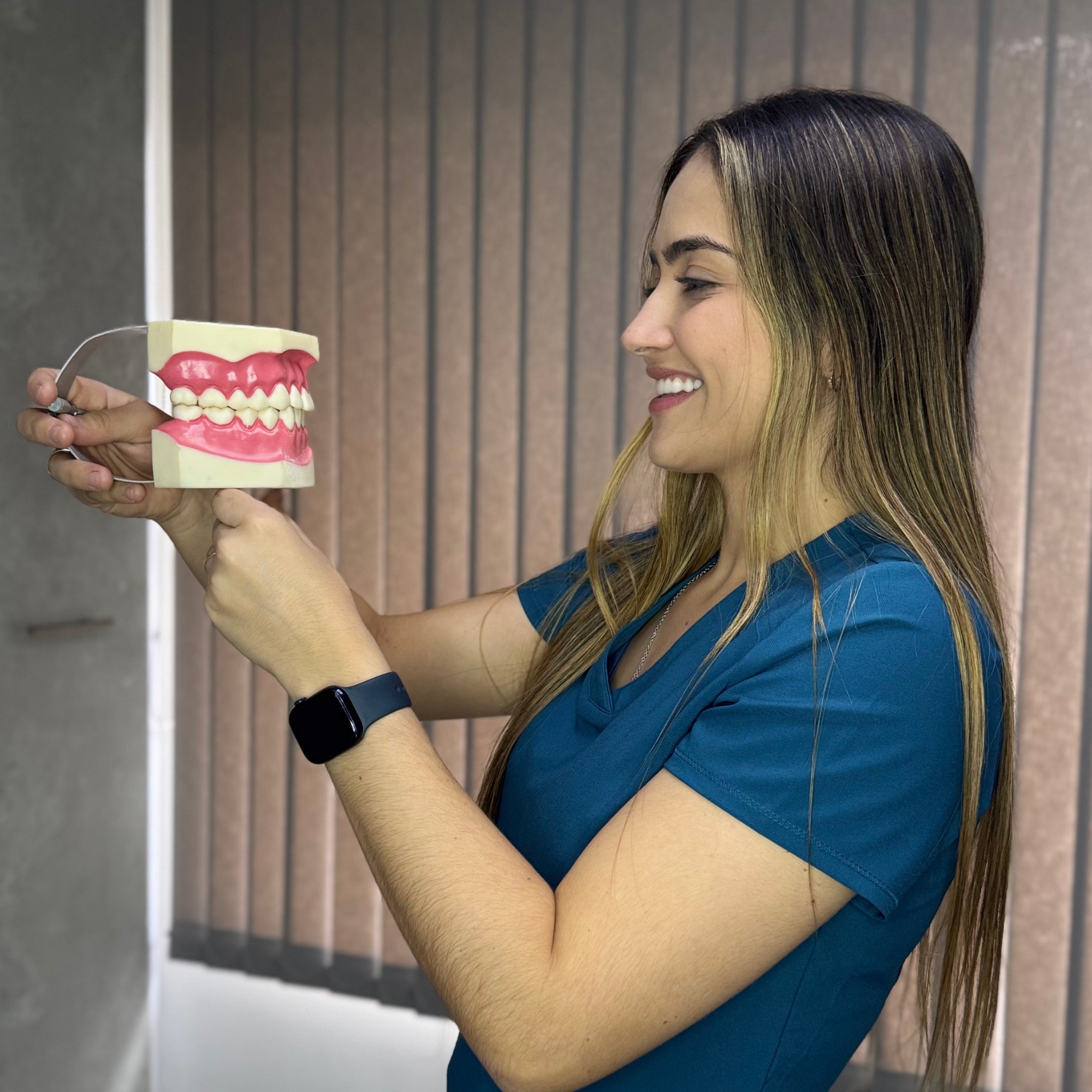 Doctora con prótesis